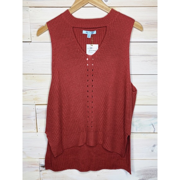 Brick Red Sleeveless Sweater with Keyhole Neckline - Picture 6 of 8